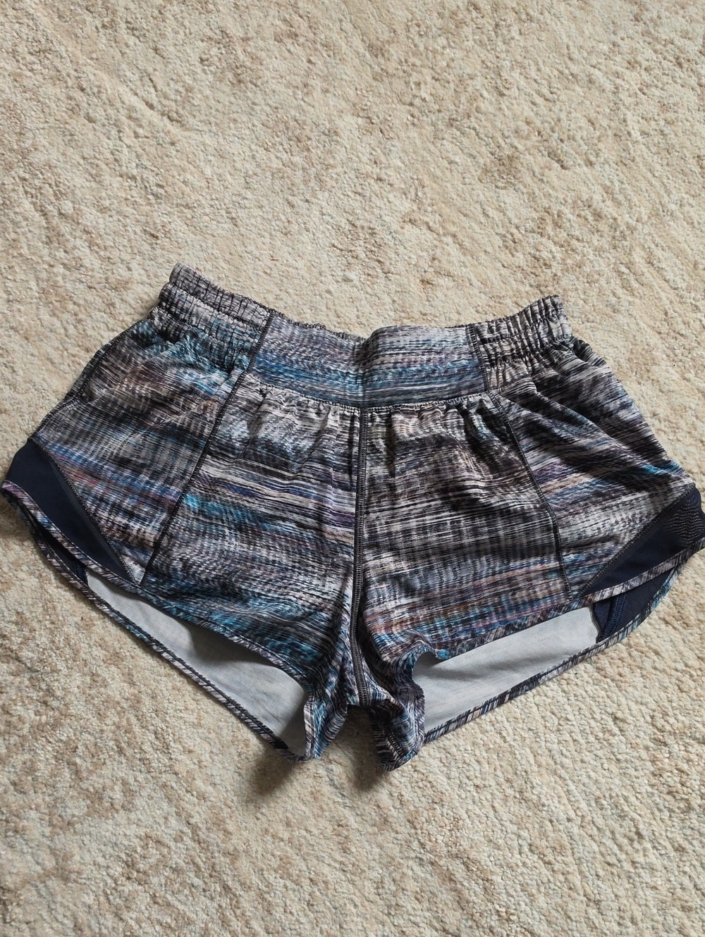 Lululemon Hotty Hot Short II 2.5" Size 6